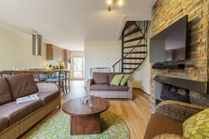 Deluxe Cottage | Living room | 80-cm flat-screen TV with cable channels, TV - Center Parcs Port Zélande (Ouddorp)