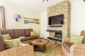 Deluxe Cottage | Vardagsrum | 80-centimeters platt-tv med kabelkanaler och tv