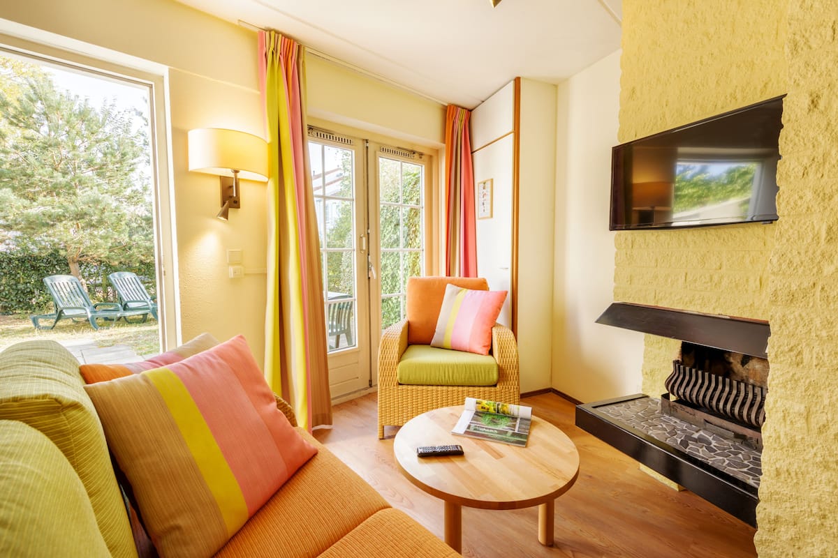 Comfort Cottage | Área de sala de estar | Televisión de pantalla plana de 80 cm con canales por cable