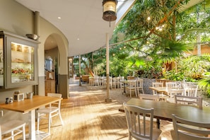 2 restaurants servant le petit déjeuner