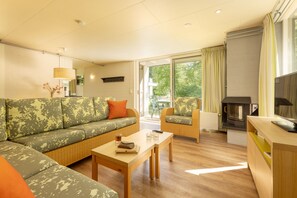 Comfort-Ferienhaus | Wohnbereich | Flachbildfernseher, Kamin