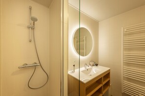 Stuga Comfort | Badrum | Badkar/dusch och regndusch