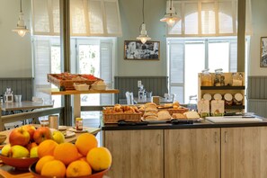 Daily buffet breakfast for a fee - Center Parcs Limburgse Peel (America)