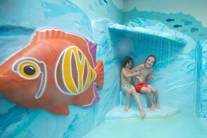 Indoor pool, outdoor pool, lifeguards on site - Center Parcs Limburgse Peel (America)