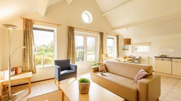 Comfort cottage, 2 slaapkamers | Woonkamer | Een 80-cm flatscreentelevisie met digitale zenders en een televisie