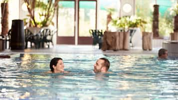 Piscine couverte, piscine extérieure, maîtres-nageurs sur place