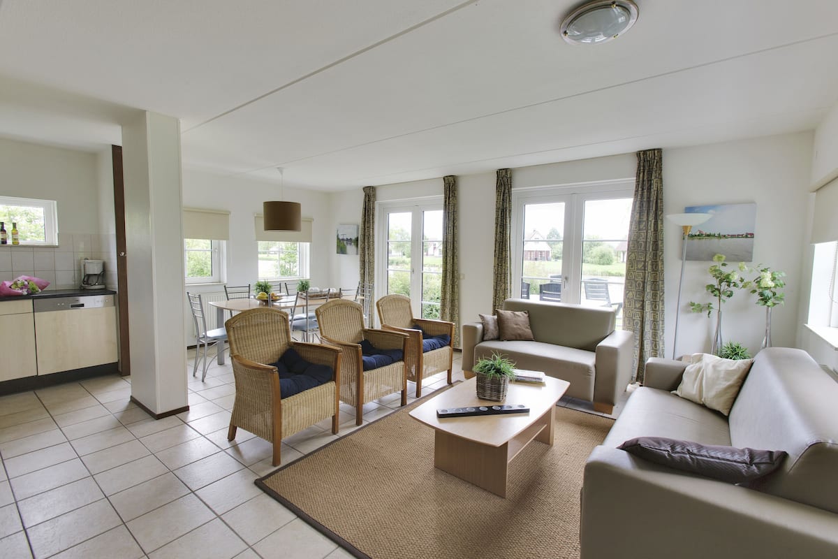 Comfort Cottage, 4 Bedrooms | Living area | 80-cm flat-screen TV with digital channels, TV
