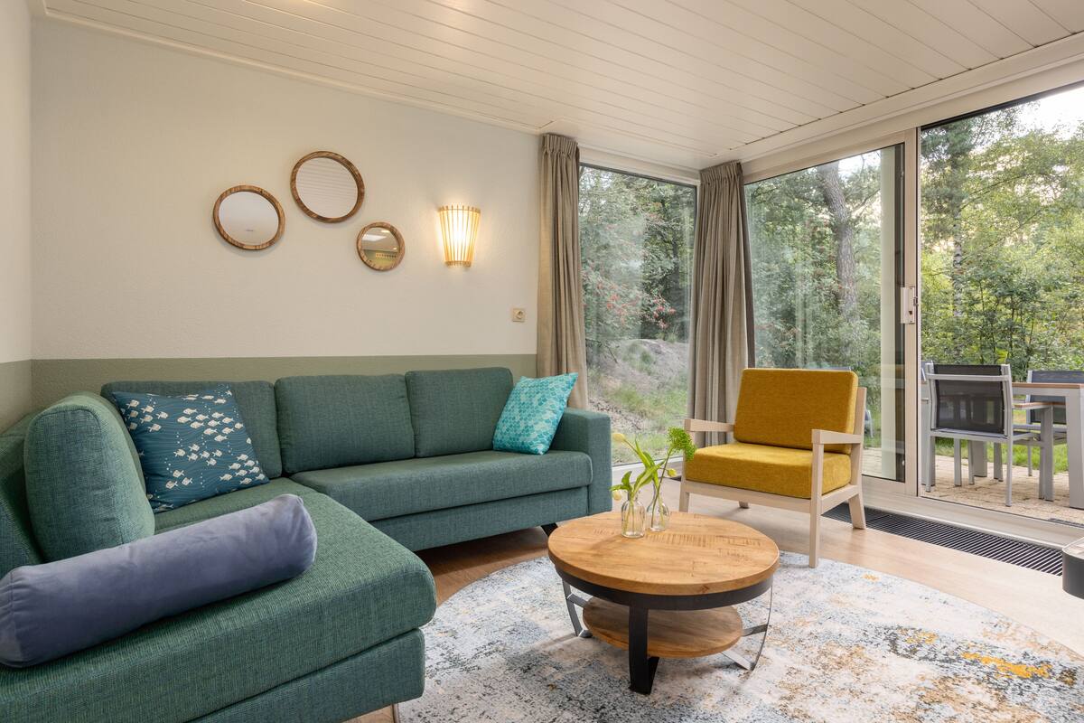 Premium Cottage | Ruang tamu | 80 cm televisyen dengan kabel, pendiangan 