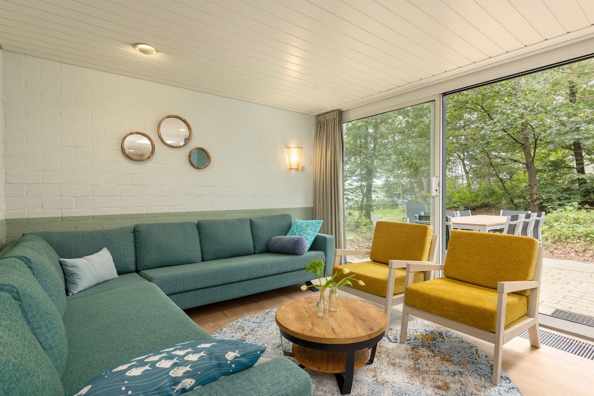Casa de campo Premium | Área de sala de estar | Televisión de 80 cm con canales por cable y chimenea