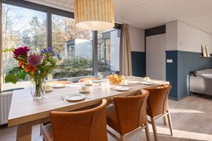 Deluxe-Ferienhaus | Essbereich im Zimmer