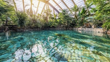 Piscine couverte, piscine extérieure, maßtres-nageurs sur place