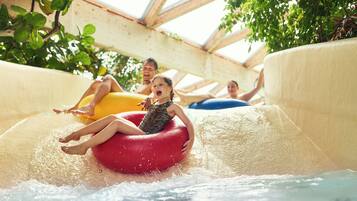Piscine couverte, piscine extérieure, maîtres-nageurs sur place