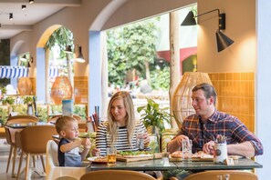 2 restaurantes; se sirve cocina italiana