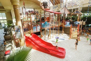 Una piscina techada, una piscina al aire libre