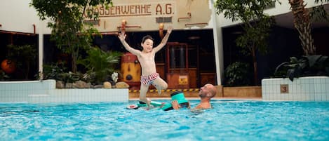 Una piscina techada, una piscina al aire libre