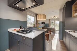 Deluxe Cottage, 2 Bedrooms | Private kitchen