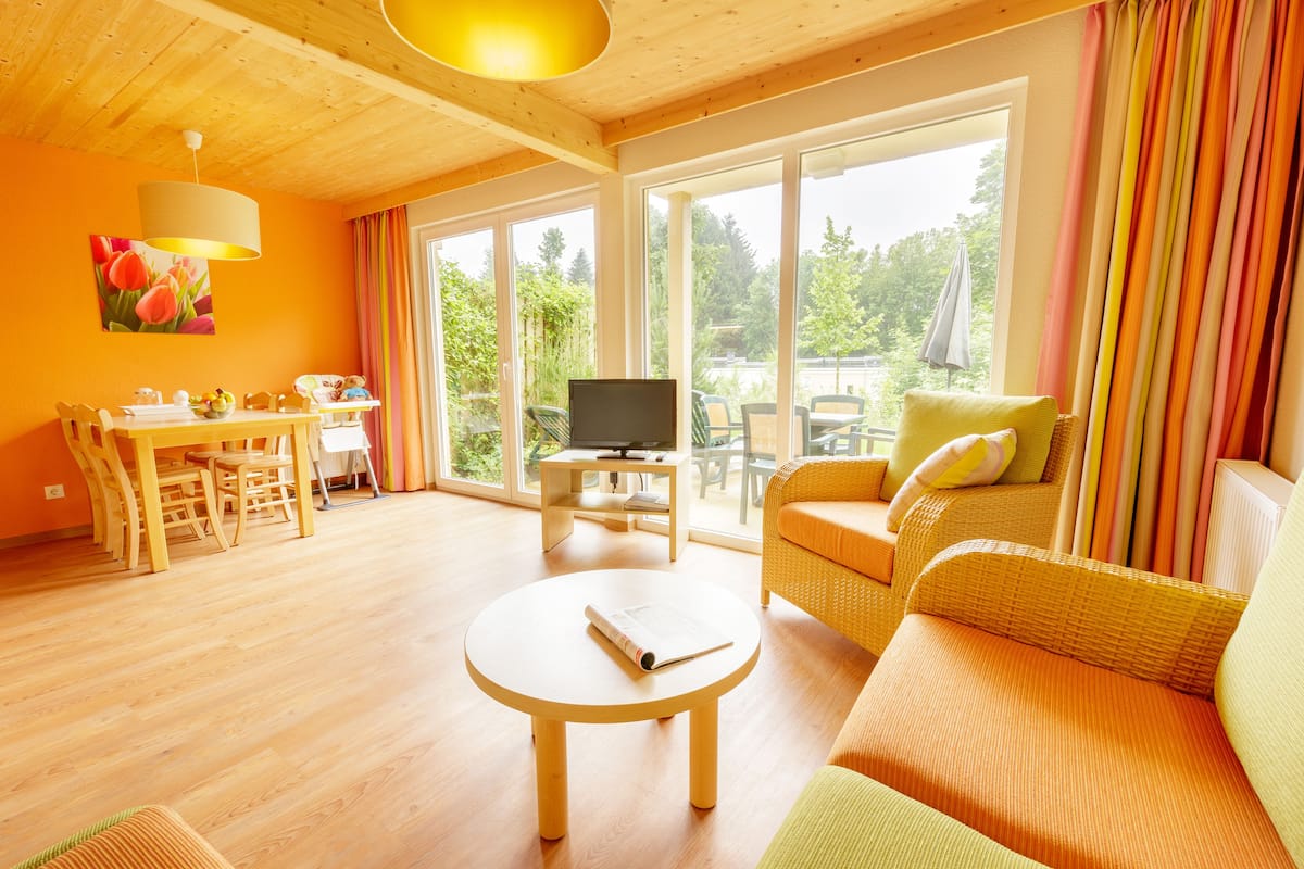 Comfort cottage, 2 bedrooms | Living room | 80-cm TV with cable channels