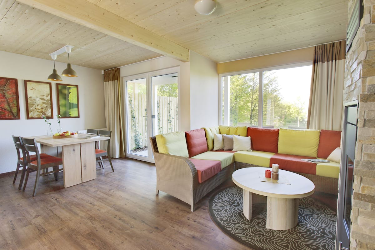 Deluxe cottage, 2 bedrooms | Living room | 80-cm TV with cable channels