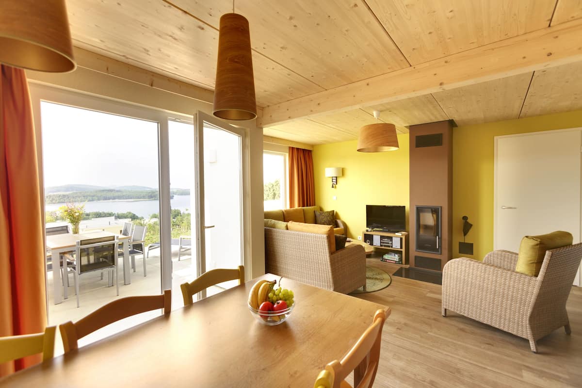 Premium cottage, 3 bedrooms | Living room | 80-cm TV with cable channels