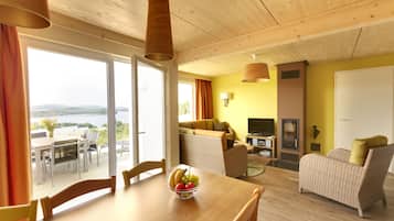 Premium cottage, 3 bedrooms | Living room | 80-cm TV with cable channels