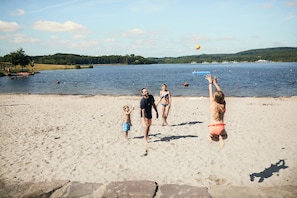 Am Strand, Sporttauchen, Volleyball, Motorbootfahrt