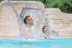 Alberca techada y alberca al aire libre