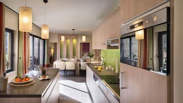 Cottage VIP 8 personnes | Private kitchen | Full-size fridge, microwave, oven, stovetop