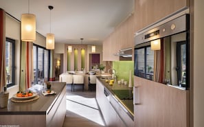 Cottage VIP 8 personnes | Private kitchen | Full-size fridge, microwave, oven, stovetop