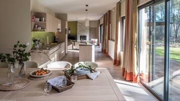 Cottage VIP 8 personnes | Wohnbereich | Fernseher, Kamin, Tischtennisplatte
