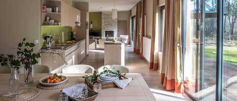 Cottage VIP 8 personnes | Aire de séjour | Téléviseur, foyer, table de ping-pong