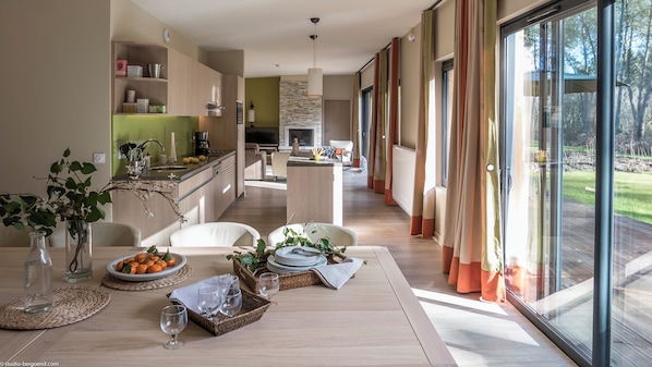 Cottage VIP 8 personnes | Woonruimte | Een televisie, een open haard en een tafeltennistafel