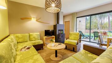 Comfort Cottage 8 people | Living room | TV, fireplace, table tennis