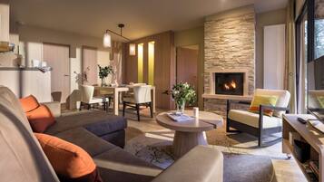 Cottage VIP 2 personnes | Coin séjour | Télévision, cheminée, table de tennis de table