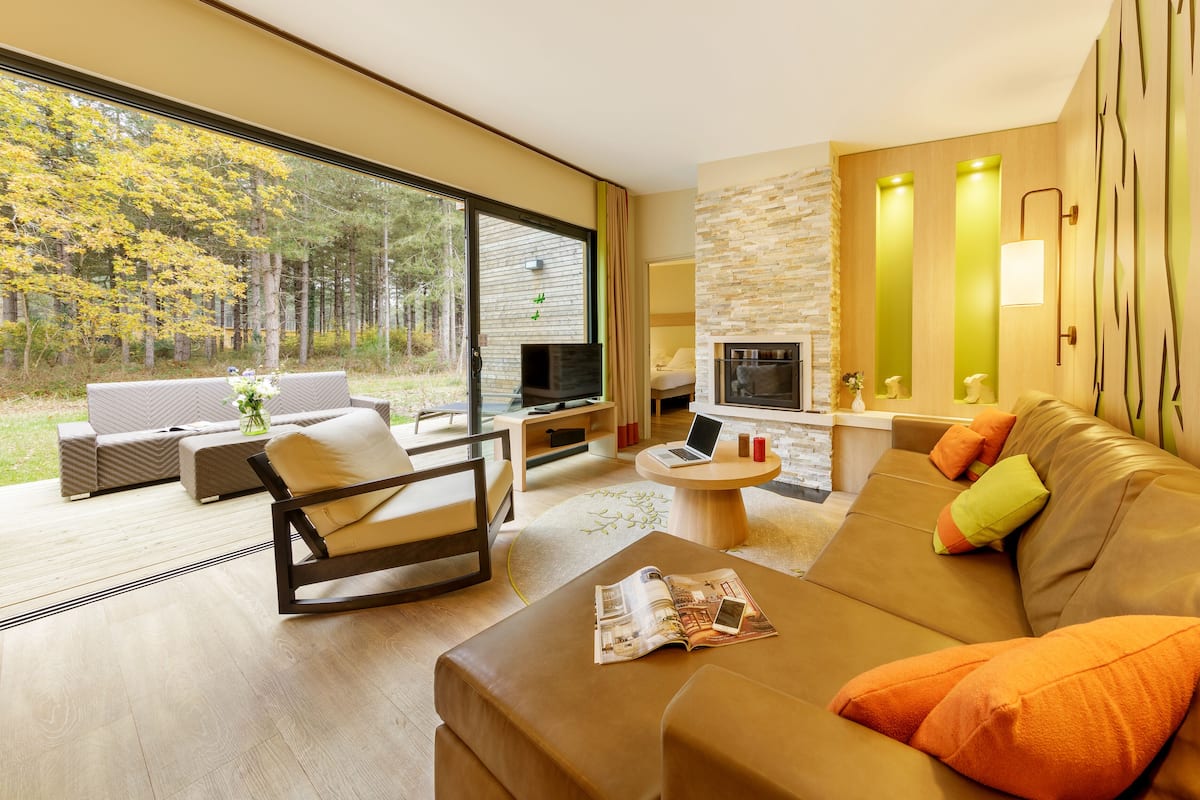 Cottage VIP 4 personnes | Aire de séjour | Téléviseur, foyer, table de ping-pong
