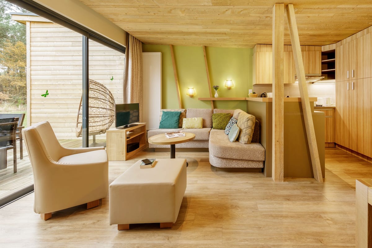 Cottage Premium 4 personnes | Salle de séjour | Téléviseur, foyer, table de ping-pong
