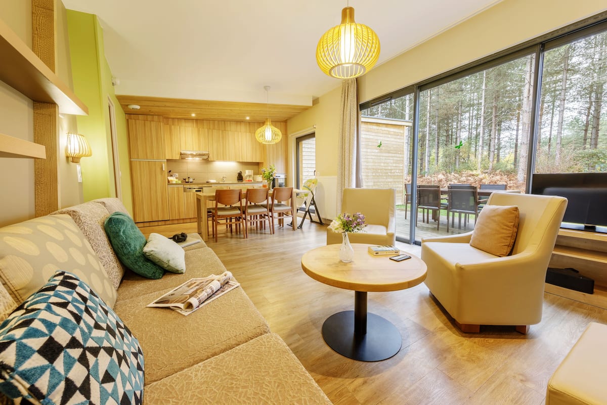 Cottage Premium 6 personnes | Salle de séjour | Téléviseur, foyer, table de ping-pong