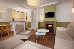 Premium-Ferienhaus (New Design Eden) | Wohnbereich | Flachbildfernseher, Kamin