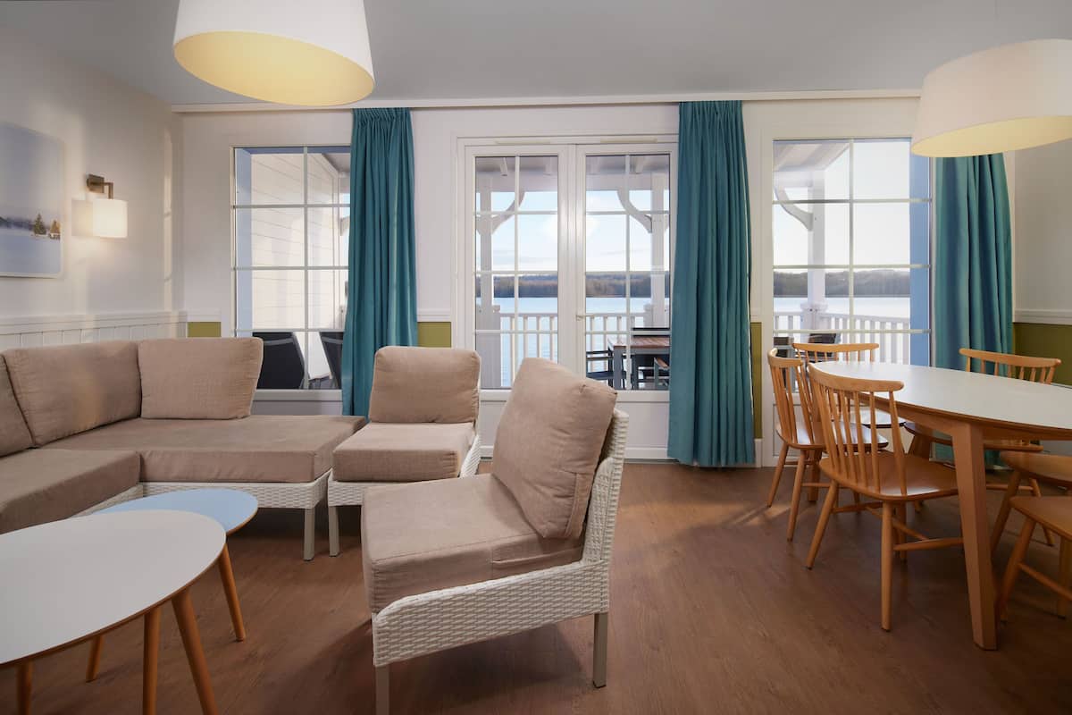 Småhus – premium (New Design Eden) | Oppholdsområde | Flatskjerm-TV og peis
