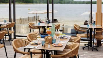 6 restaurants, breakfast, lunch, dinner served; Italian cuisine