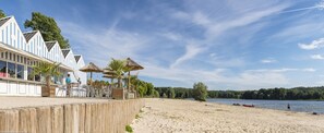 Am Strand, Motorbootfahrt, Rudern/Kanufahren