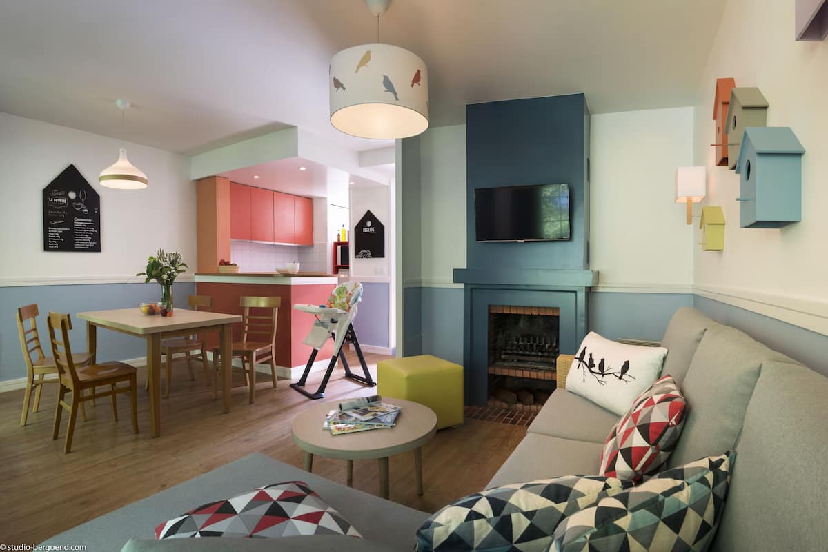 Småhus (New Design Eden Confort) | Oppholdsområde | Flatskjerm-TV og peis
