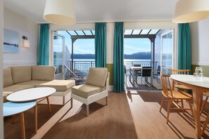 Premium-Ferienhaus (New Design Eden) | Wohnbereich | Flachbildfernseher, Kamin