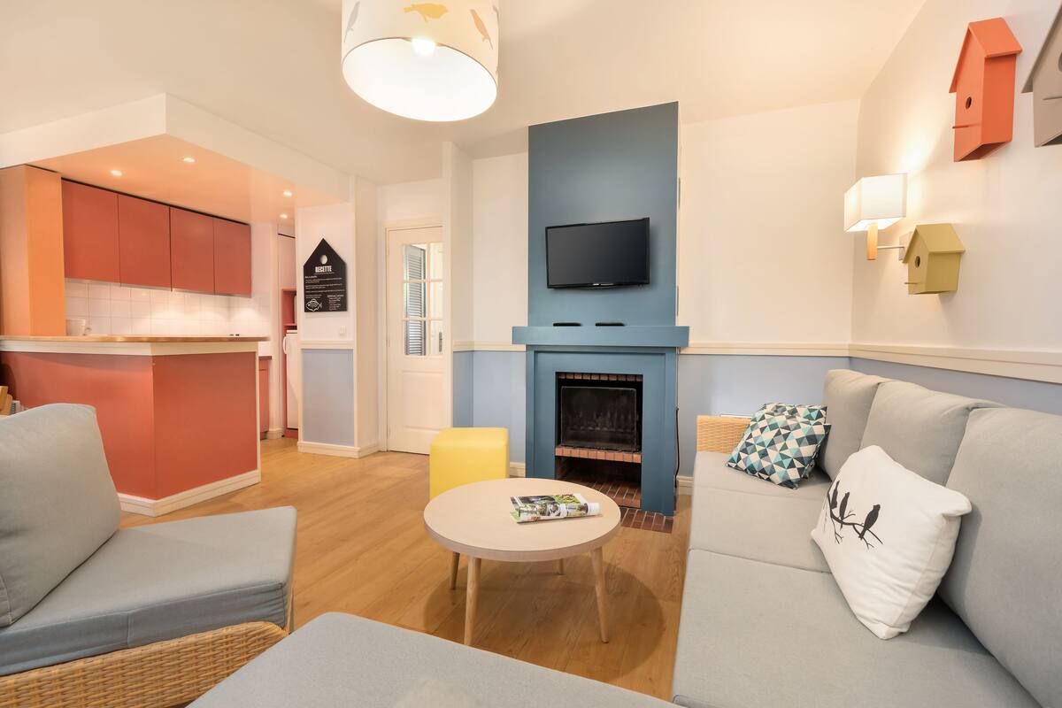 Småhus (New Design Eden Confort) | Oppholdsområde | Flatskjerm-TV og peis