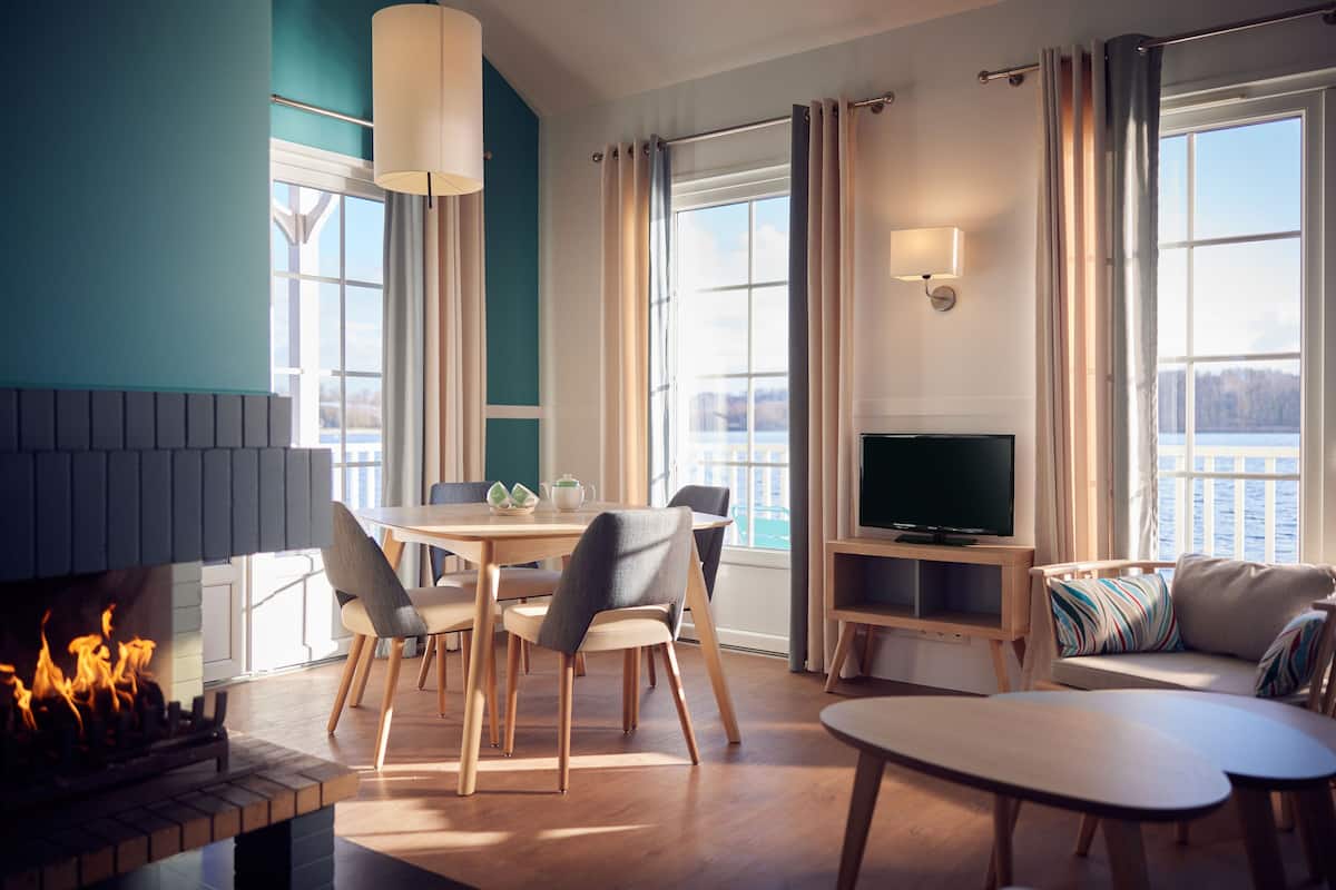 Småhus, ved innsjø (New Design -VIP Eden) | Oppholdsområde | Flatskjerm-TV og peis