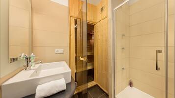 Ein modernes Badezimmer mit einer Glaskabine zur Dusche, einer weißen Badewanne und einem Holzbadezimmer-Möbel.