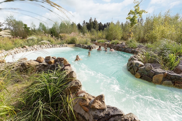 2 piscines extérieures, piscine naturelle, chaises longues