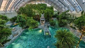 2 つの屋外プール、天然プール、営業時間 10:00 ～ 19:30、サンラウンジャー