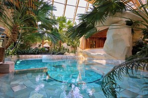 2 outdoor pools, a natural pool, open 10:00 AM to 7:30 PM, sun loungers - Center Parcs Les Trois Forêts (Fraquelfing)