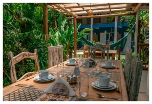 包含每日自助早餐