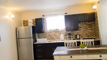 Apartment, 2 Bedrooms | Private kitchen | Electric kettle, paper towels
